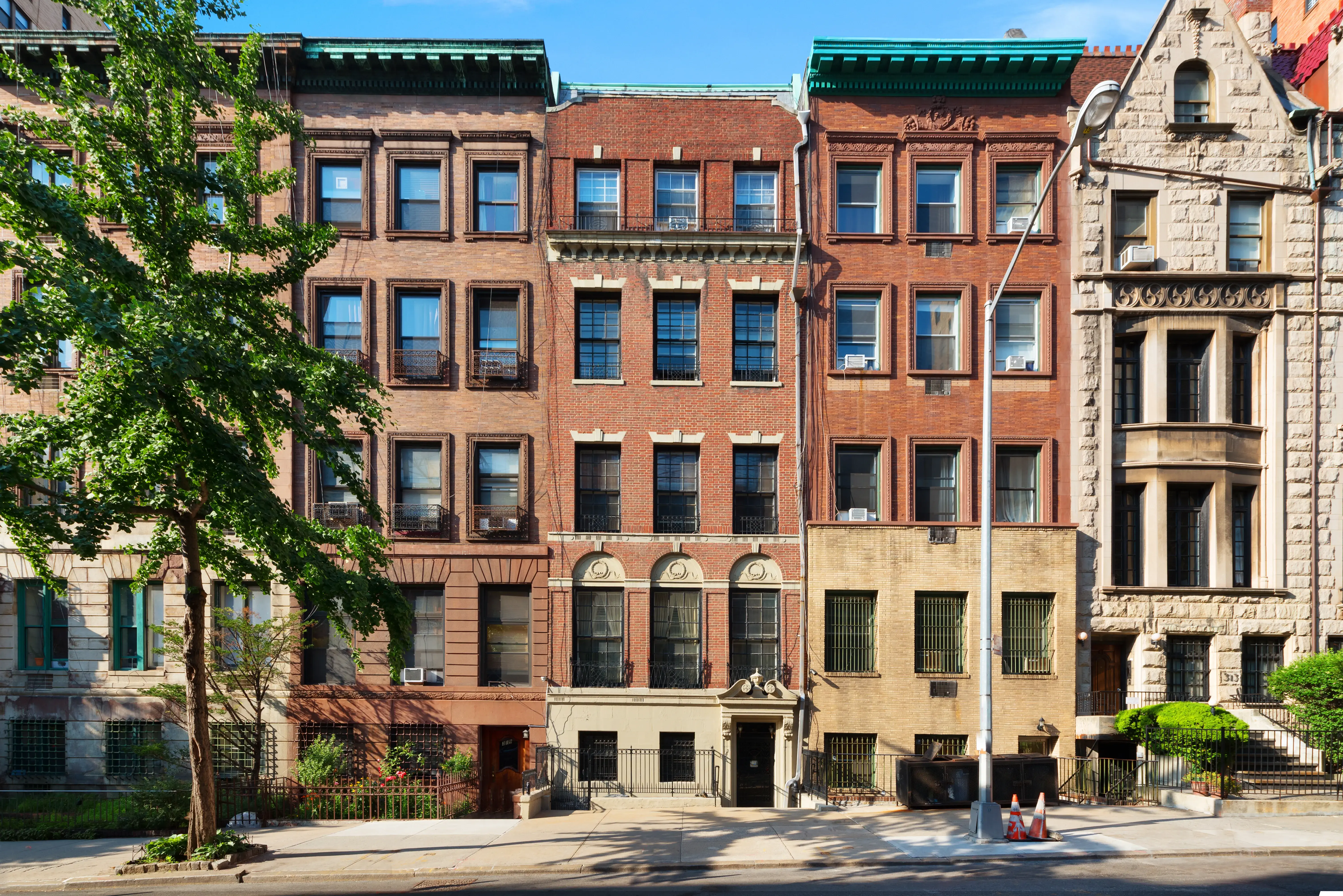 The Impact of Interest Rate Changes on Luxury Townhouse Sales in NYC (September 2024 Update)